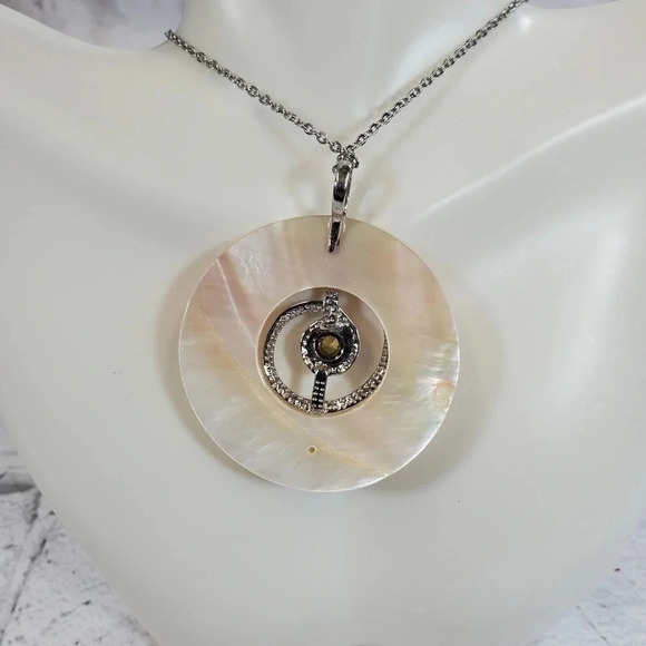 Delicate Mother of Pearl Shell Round Music Note with Cubic Zirconia Jeweled - Picture 5 of 12